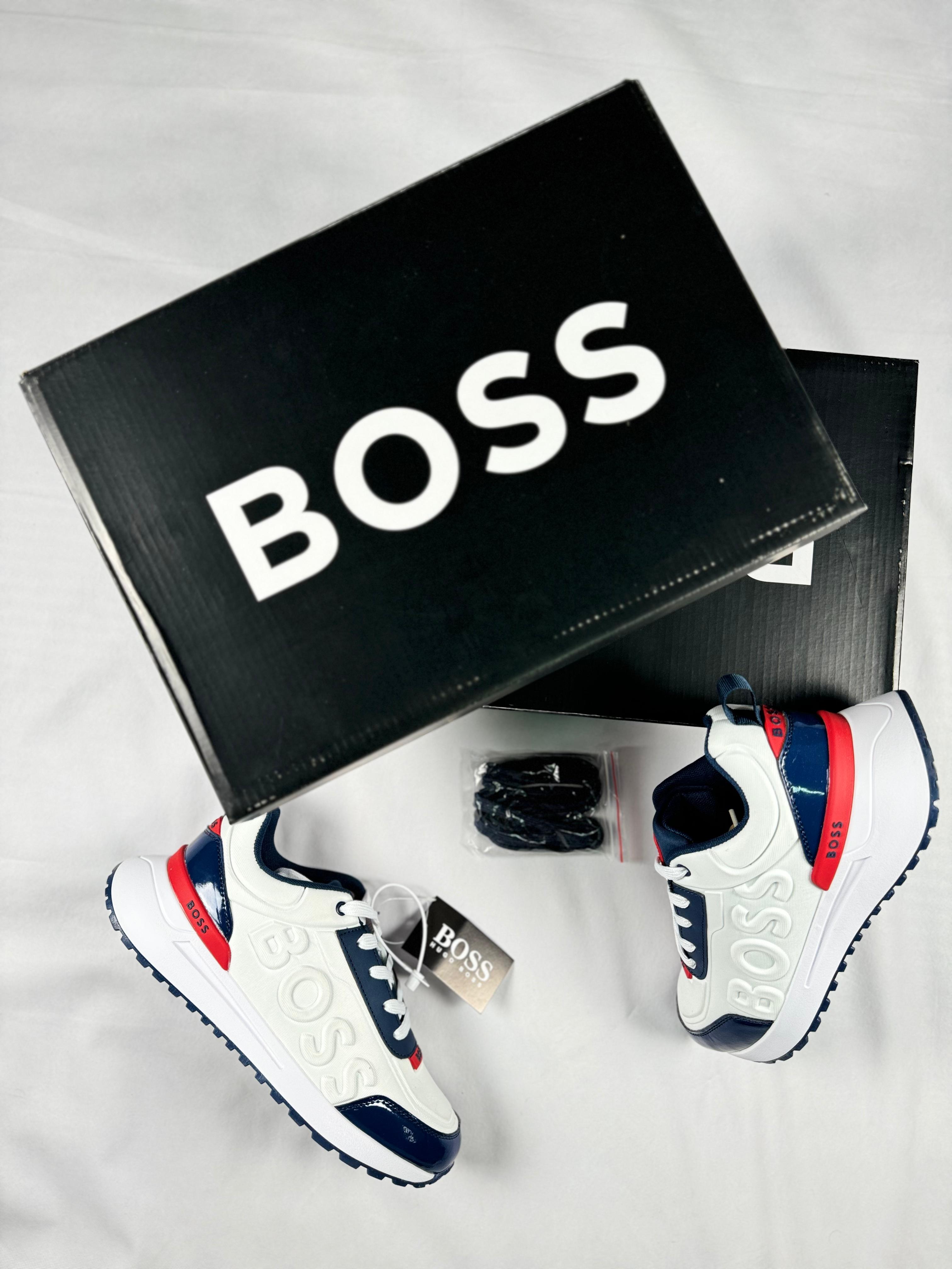 Boss - Blanco con Azul y Rojo