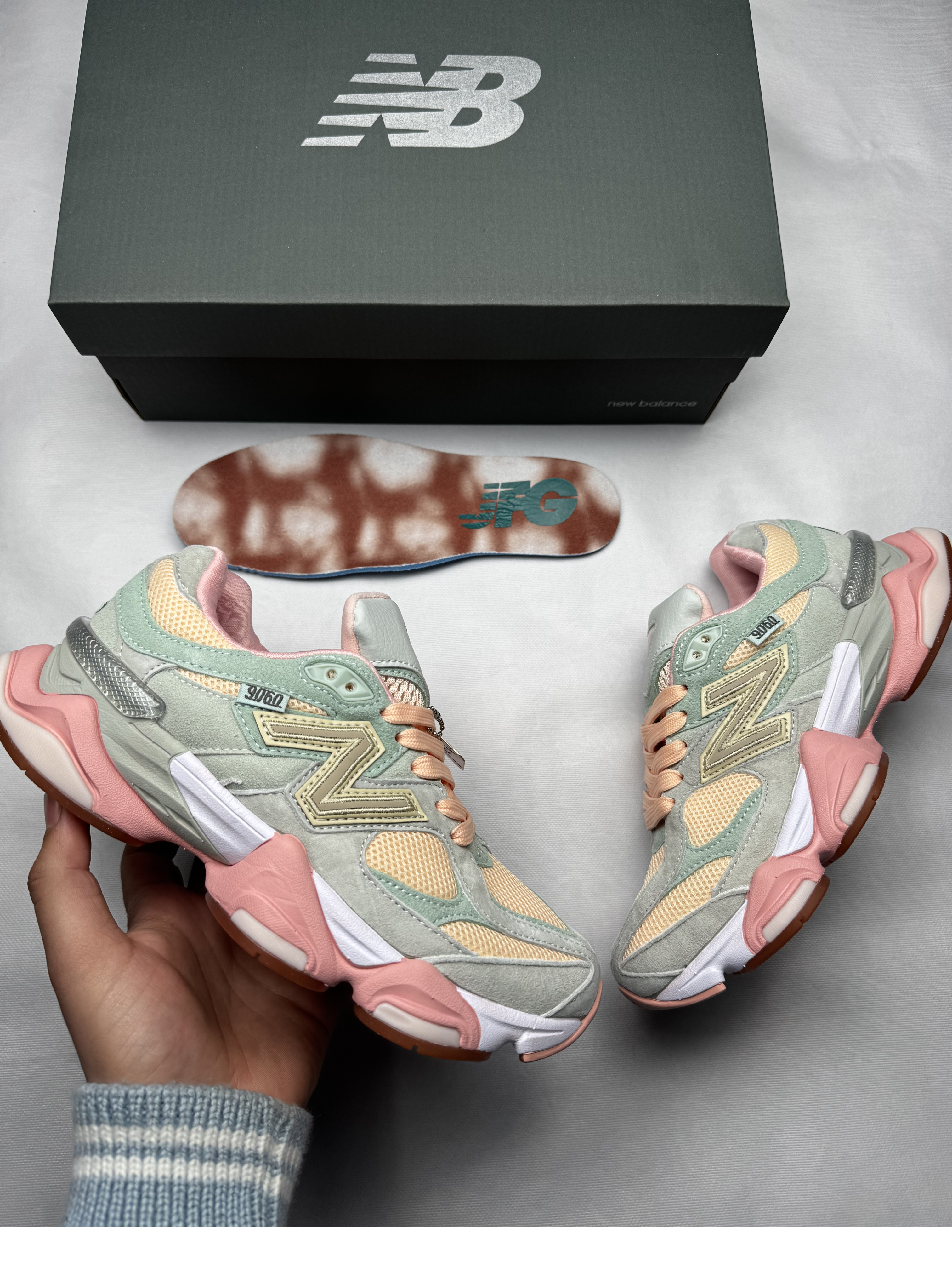 New Balance 9060 - Verdes con Beige y rosado