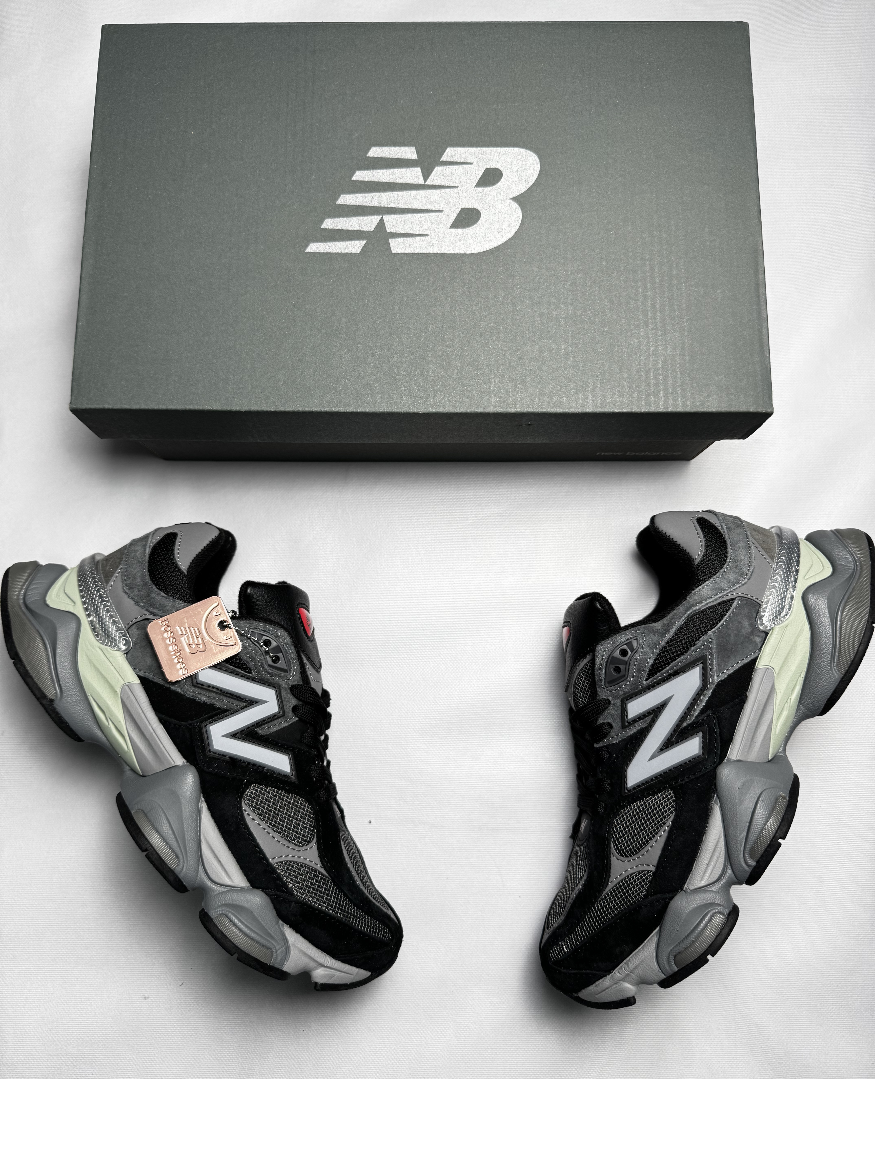 New Balance 9060 - Negro con Gris