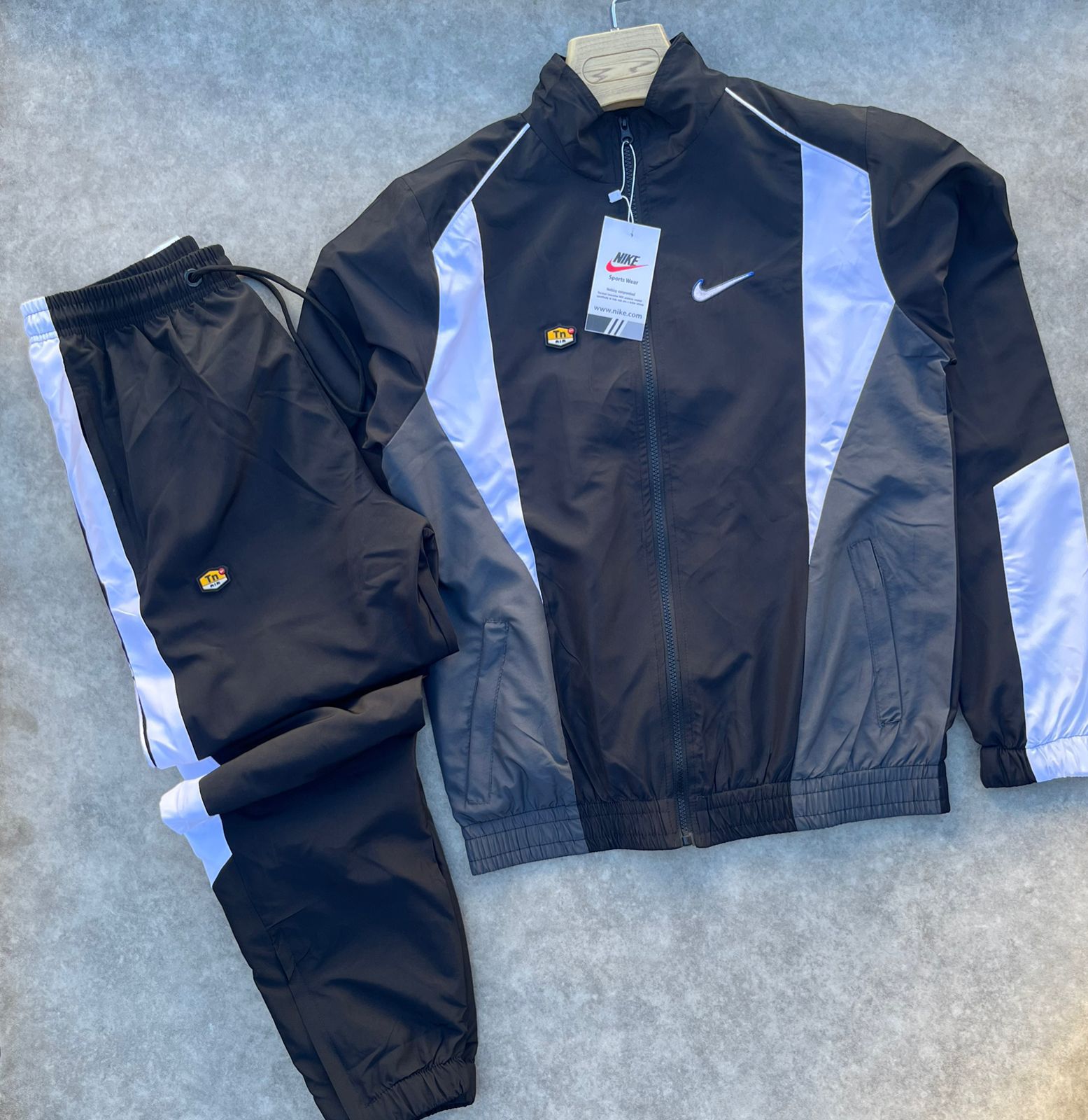 Conjunto Nike - Blanco con Negro y Gris