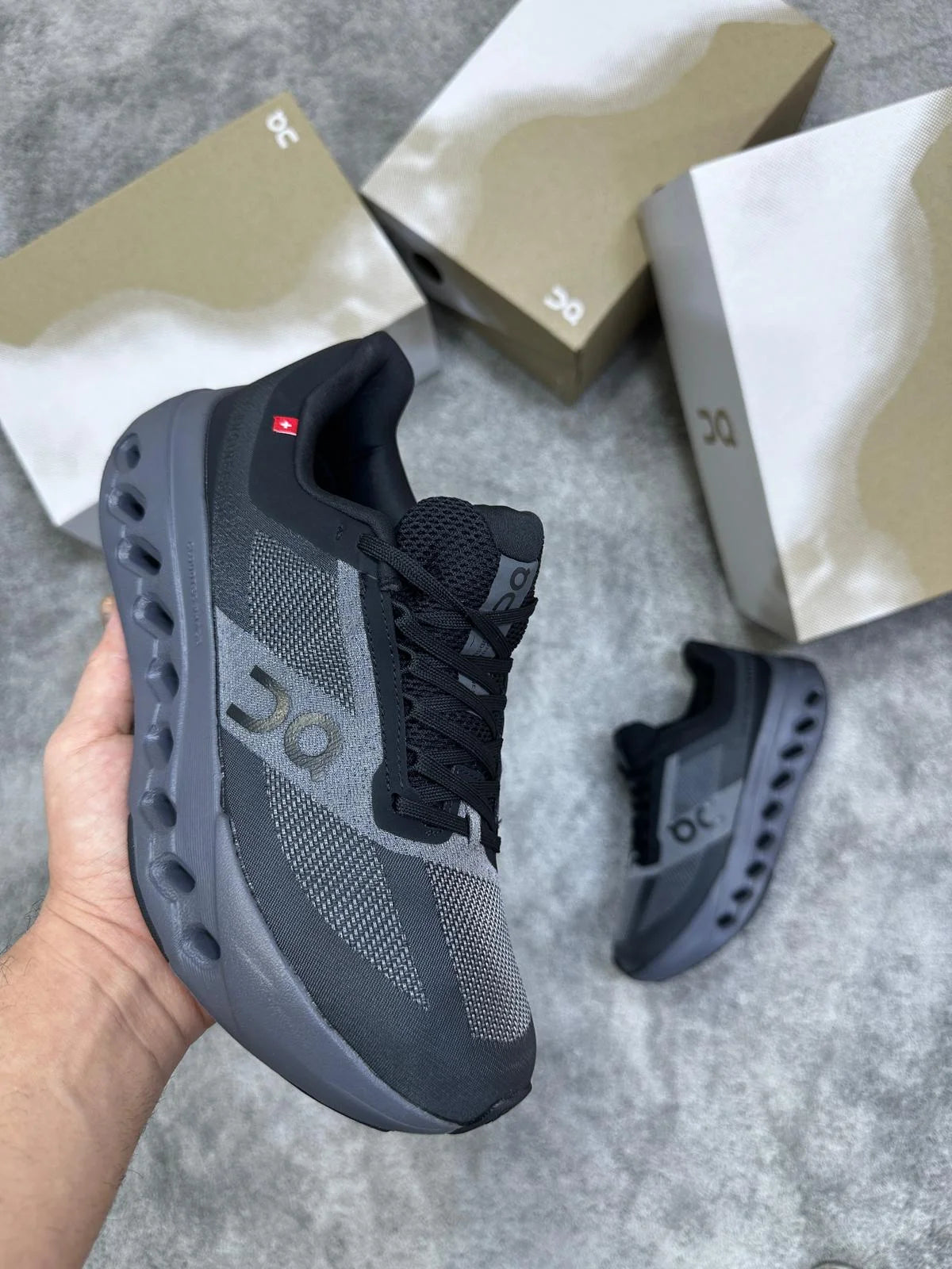 On Running Cloudsurfer - Gris con Negro